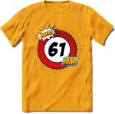 61 Jaar Hoera Verkeersbord T-Shirt | Grappig Verjaardag Cadeau | Dames - Heren | - Geel - M