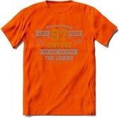 97 Jaar Legend T-Shirt | Goud - Zilver | Grappig Verjaardag Cadeau | Dames - Heren | - Oranje - XL