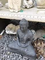 Boeddha in meditatie, gemaakt van vol steen grijs.