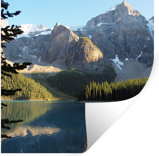 Muurstickers - Sticker Folie - Besneeuwde bergen en bossen weerspiegeld in het Moraine Lake in Canada - 100x100 cm - Plakfolie - Muurstickers Kinderkamer - Zelfklevend Behang XXL - Zelfklevend behangpapier - Stickerfolie