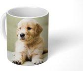 Mok - Koffiemok - Golden Retriever puppy liggend op de bank - Mokken - 350 ML - Beker - Koffiemokken - Theemok
