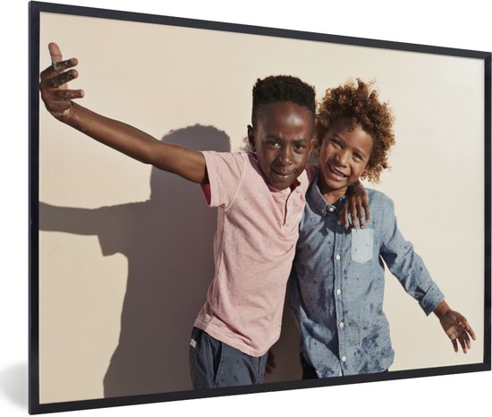 Fotolijst incl. Poster – Twee vrolijke kinderen op lichte achtergrond – 120×80 cm – Posterlijst