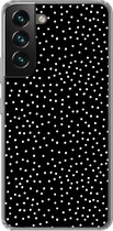 Geschikt voor Samsung Galaxy S22 hoesje - Stippen - Zwart - Wit - Siliconen Telefoonhoesje