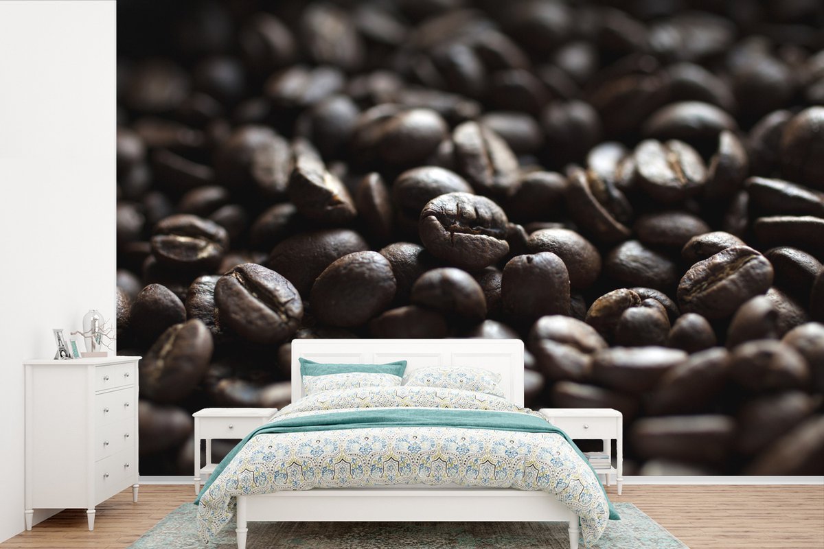 Behang - Fotobehang Donkerbruin geroosterde koffiebonen met bittere smaak - Breedte 360 cm x hoogte 240 cm