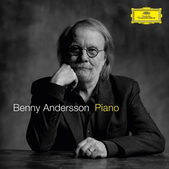 Zwart-witportret van Benny Andersson, met tekst 'Benny Andersson Piano'.