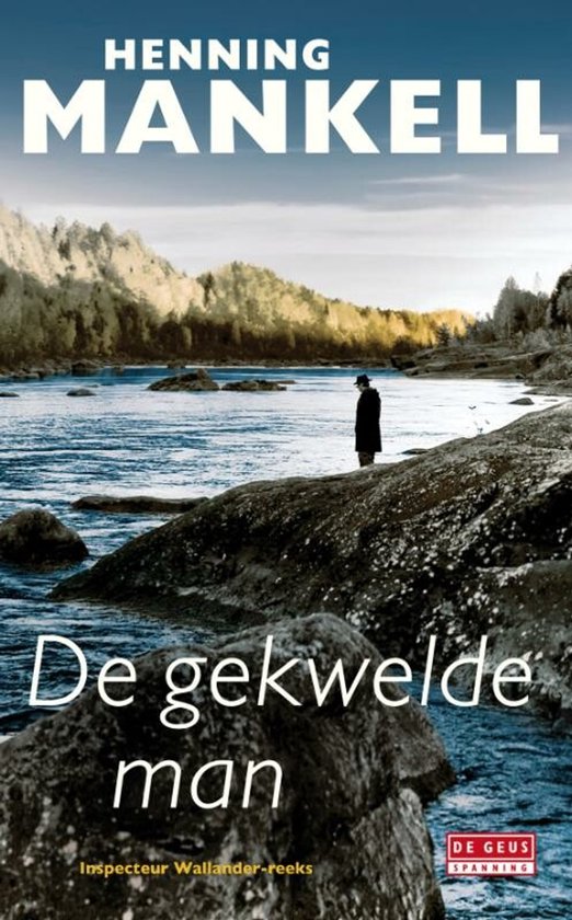 Boekomslag 'De gekwelde man' van Henning Mankell, met een man in een lange jas staand aan de oever van een rivier.