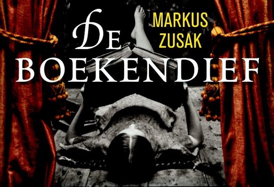 Couverture de 'Le Voleur de livres' de Markus Zusak. Une jeune fille est allongée au sol, entourée de livres, avec des rideaux en arrière-plan.
