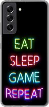 Geschikt voor Samsung Galaxy S21 FE hoesje - Gaming - Led - Quote - Eat sleep game repeat - Gamen - Siliconen Telefoonhoesje