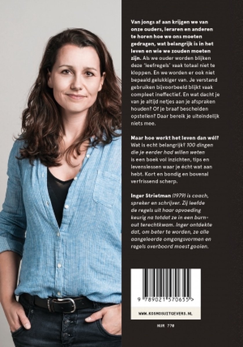 Portret van Inger Strietman, coach, spreker en schrijver, met een open blauwe blouse en zwarte top.