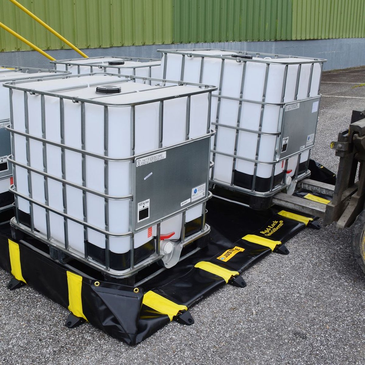 Justrite  Robuuste drive-in opvangbak voor vaten, IBC continers en tanks 142.2cm x 203.2cm Zwart