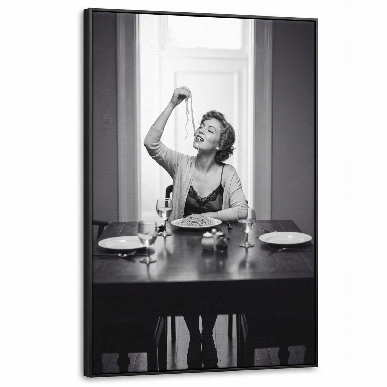 Canvas Schilderij met Baklijst XXL Canvas Schilderij met Baklijst 80x120cm - Vrouw - Spaghetti - Zwart - Wit - Muurdecoratie woonkamer - Slaapkamer decoratie - Kamer accessoires - Schilderijen op canvas met lijst groot