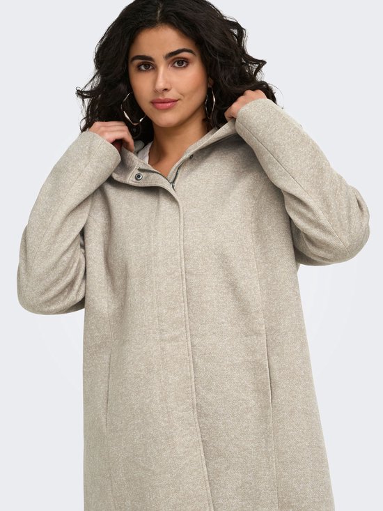Model draagt een beige jas met capuchon van wolmix.