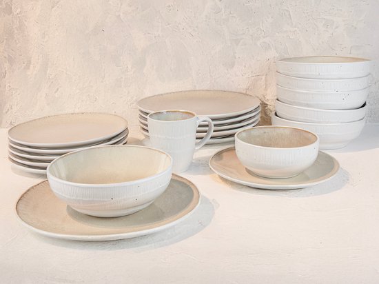 Nola servies in zandkleurig aardewerk met geribbelde textuur, bestaande uit borden, kommen en een mok.