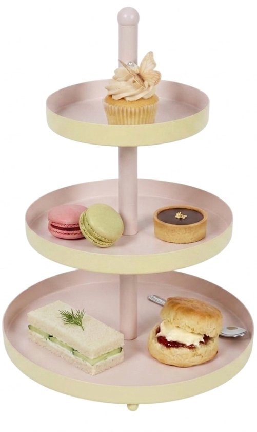 Metalen etagère gevuld met een cupcake, macarons, een taartje, sandwiches en een scone.