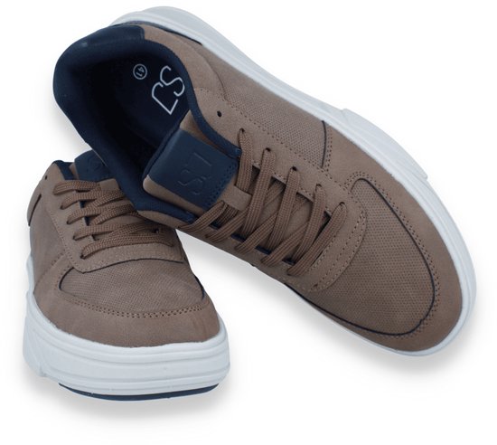 Paar bruine SJ Lifestyle herensneakers in bovenaanzicht met het merklogo op de tong.