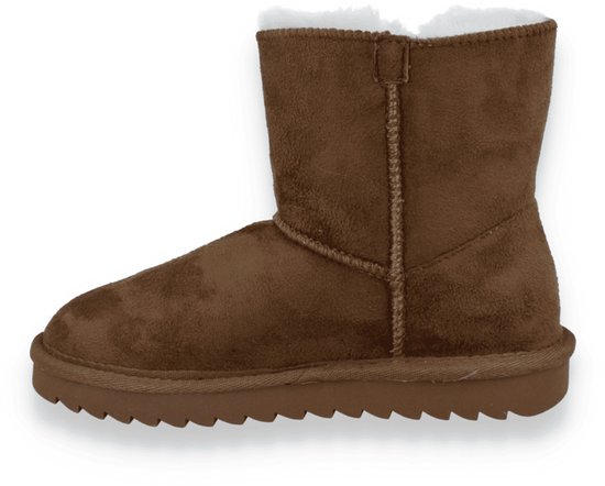 Bruine enkelboot van Wrangler met een witte voering en een getande zool, zijaanzicht.