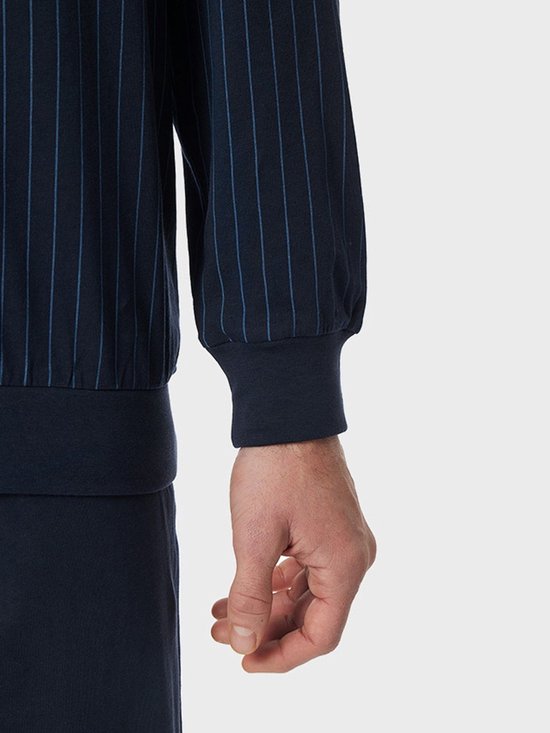 Detail van donkerblauwe pyjamabovenkant met dunne verticale strepen en boord aan de mouw.