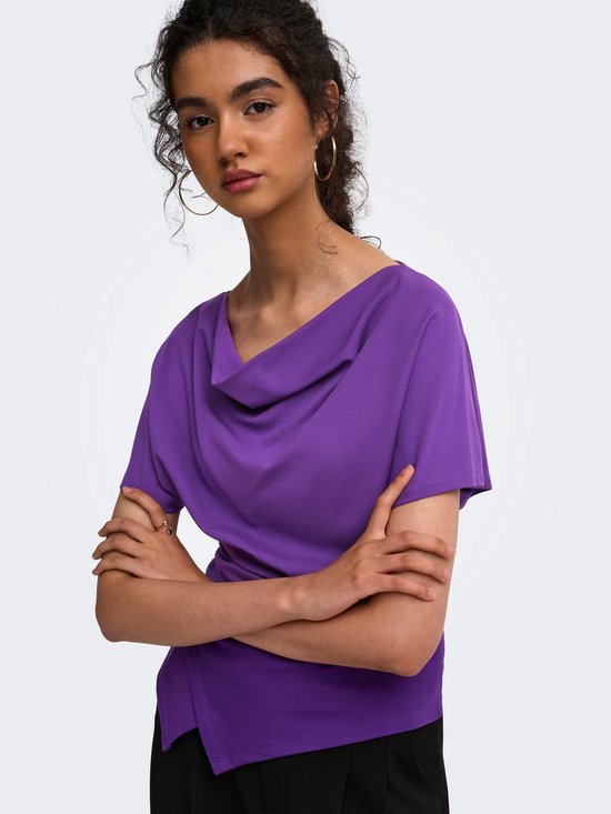 Close-up van een model met krullend haar in een paarse ONLY top met gedrapeerde halslijn en korte mouwen.
