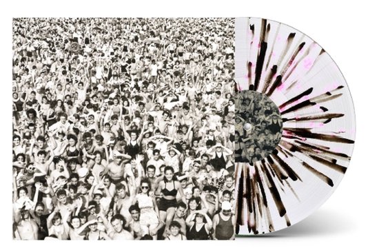 Vinylplaat met wit-transparant oppervlak, zwart-roze spetters en hoes met zwart-wit menigte.