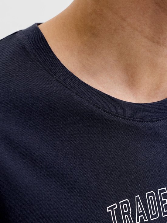 Close-up van de ronde hals van een donkerblauw T-shirt.