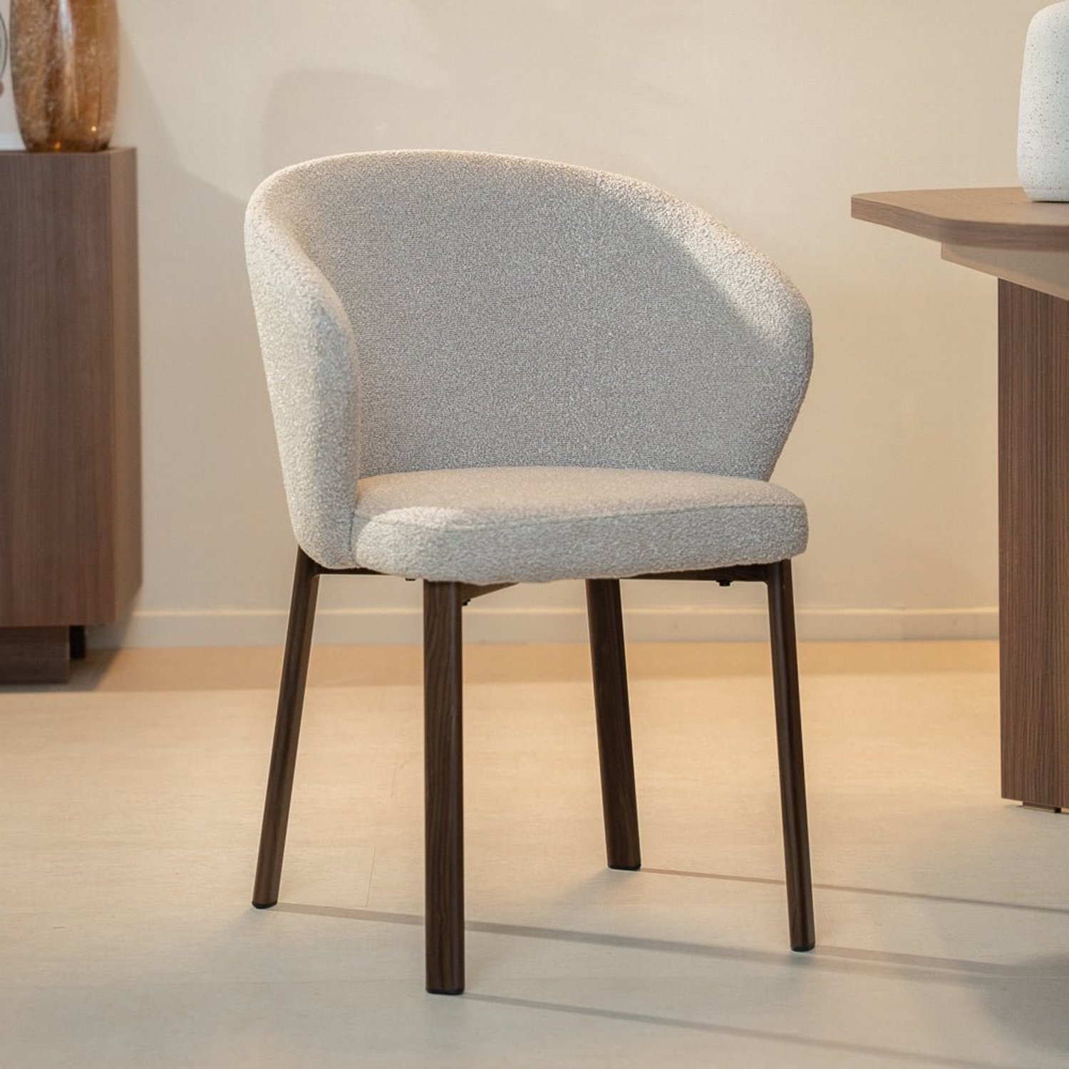 Dimehouse Set van 2 Eetkamerstoelen bouclé zandkleur Taro - walnootlook frame - Japandi - Stof - Japandi