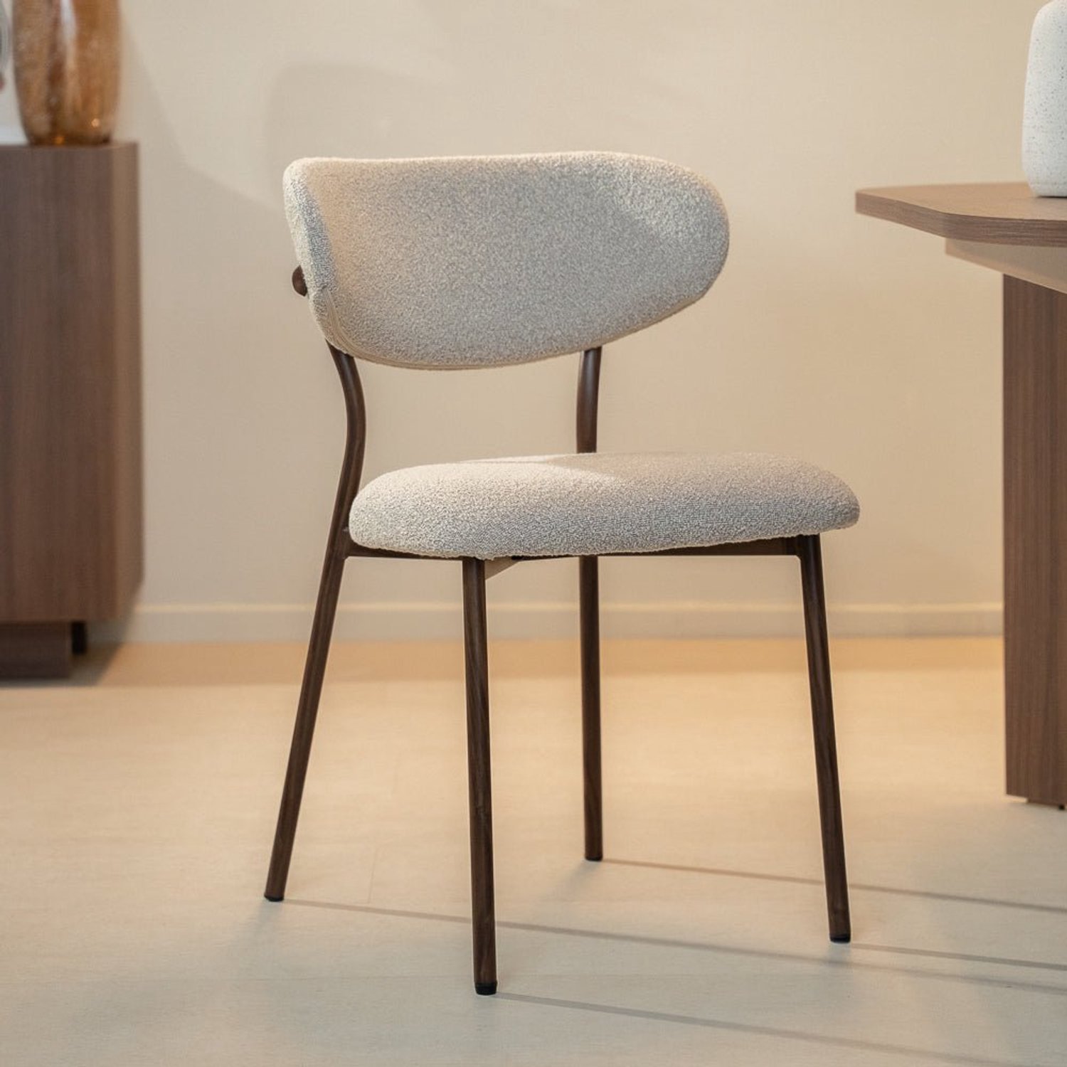 Dimehouse Set van 4 Eetkamerstoelen bouclé zandkleur Uma - walnootlook frame - Japandi - Stof - Japandi