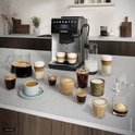 Zilverkleurige Siemens volautomaat met diverse koffiedranken, waaronder espresso, latte macchiato en cappuccino.