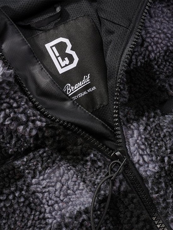 Détail d'une veste en polaire teddy noir et gris avec fermeture éclair et étiquette Brandit.