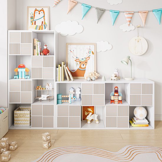 Kinderkamer met een witte modulaire kast, gevuld met speelgoed en boeken. Sommige vakken hebben een patroon van verticale ribbels.