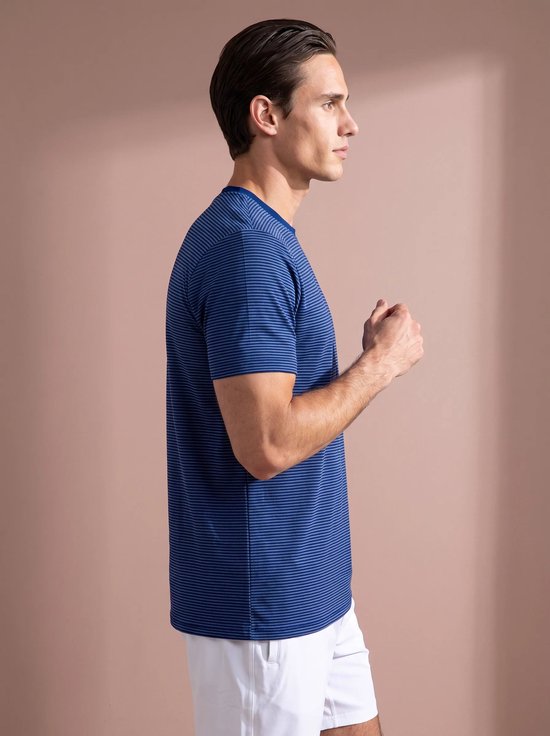 Zijaanzicht van een man in een blauw gestreept sportshirt en witte short.