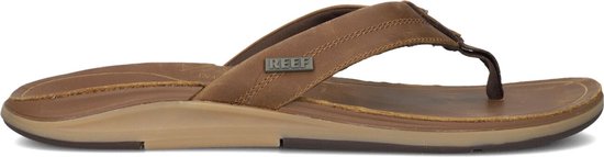 Bruine Reef teenslipper met leren bandjes en Reef logo.