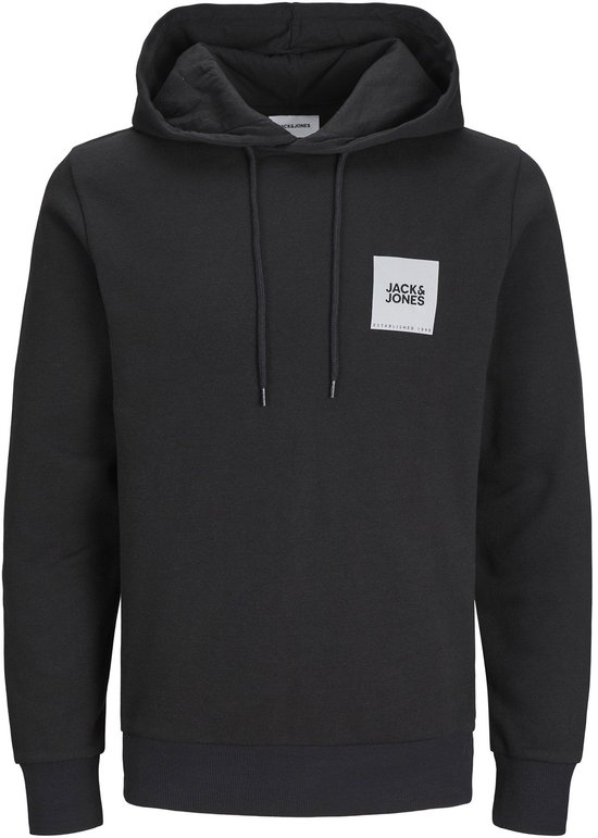Zwarte Jack & Jones hoodie met capuchon, trekkoorden en een vierkant wit merklogo met tekst op de linkerborst.