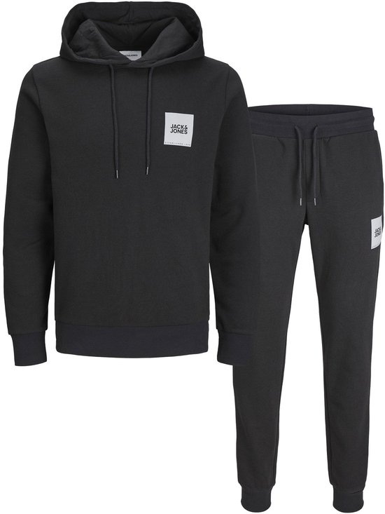 Zwart Jack & Jones joggingpak bestaande uit een hoodie en joggingbroek met wit logolabel.