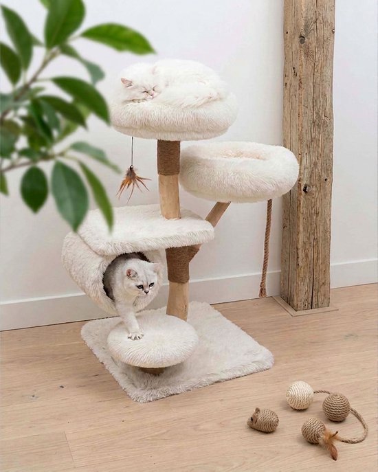 Krabpaal van hout met off-white pluche, hangend veerspeeltje, tunnel en zachte manden, met twee katten.