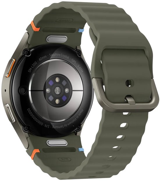Achterkant van de groene Samsung Galaxy Watch7 40mm met sensoren, Sapphire Crystal inscriptie en horlogeband.
