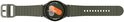 Samsung Galaxy Watch7 40mm in het groen, plat neergelegd met een geribbelde band en kleuraccenten bij de aanzet.