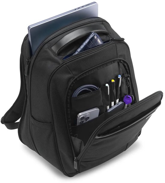 Zwarte rugzak opengeklapt, getoond met een laptop, smartphone, pennen en accessoires in de organizer.