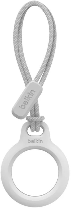 Witte Belkin AirTag-houder met een grijs bevestigingskoord en Belkin-logo.