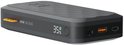 Schuine aanzicht van zwarte Xtorm powerbank 35W 20.000 met digitaal display.