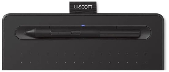 Close-up van het bovenste gedeelte van een zwarte Wacom-tablet met een pen in de houder en een blauw lampje.