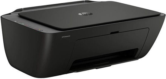 Zwarte HP DeskJet all-in-one printer in driekwart aanzicht met HP-logo op de gesloten scannerplaat.