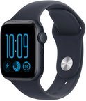 Zijaanzicht van een zwarte smartwatch met digitale wijzerplaat 10:09 en een marineblauwe band met metalen sluiting.