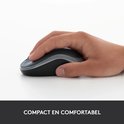 Hand die een compacte, comfortabele zwarte draadloze muis vasthoudt op een witte ondergrond.