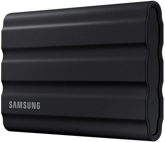Zwarte Samsung externe SSD met geribbelde behuizing, weergegeven vanuit een zijdelingse hoek.