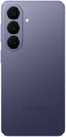 Achterkant van een Cobalt Violet Samsung smartphone, met drievoudige camera's en het Samsung-logo onderaan.