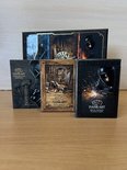 Drie IVANKART decks: Steen & Glas, Hout en Metaal, geplaatst voor de illustratie van de collector box.