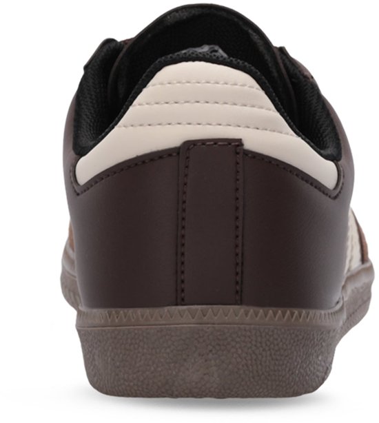Achterkant van een bruine Slazenger sneaker met een beige hielstuk en gestructureerde bruine zool.