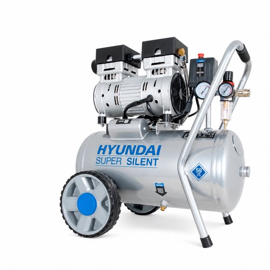 Hyundai 24L Super Silent compressor in zilver, olievrij, met handgreep, manometers en wielen met blauwe naafdoppen.
