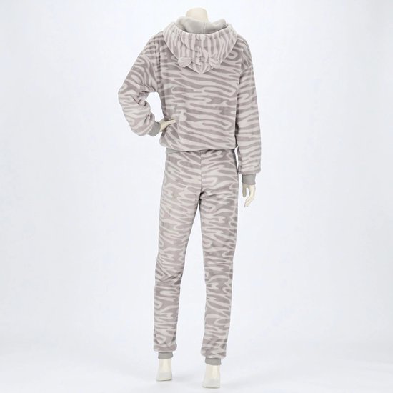 Grijs fleece huispak met zebraprint, bestaande uit een hoodie met oortjes op de capuchon en een bijpassende broek.