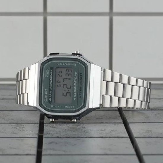 Zilverkleurig Casio digitaal horloge met metalen band, vierkante kast en 'Illuminator' display.